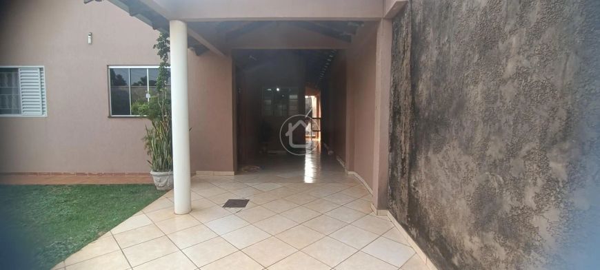 CASA COM 2 QUARTOS E ESPAÇO AMPLO DE LAZER.