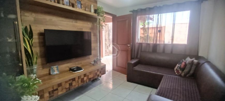 CASA COM 2 QUARTOS E ESPAÇO AMPLO DE LAZER.