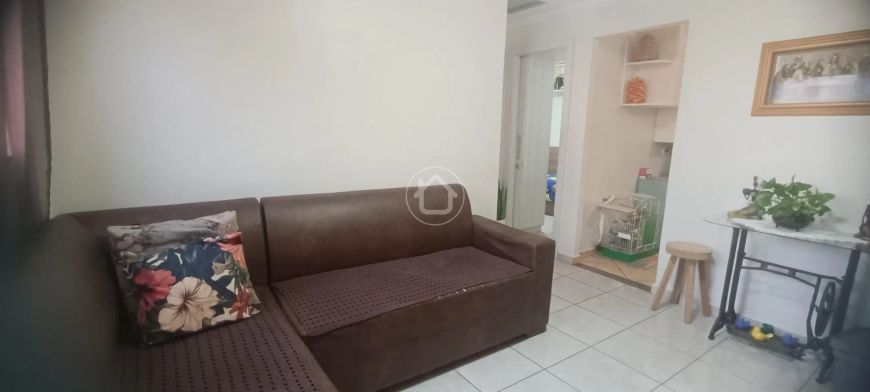 CASA COM 2 QUARTOS E ESPAÇO AMPLO DE LAZER.