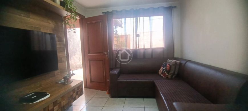 CASA COM 2 QUARTOS E ESPAÇO AMPLO DE LAZER.