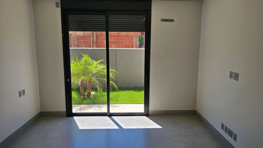 Arquitetura contemporânea abraçada pela natureza