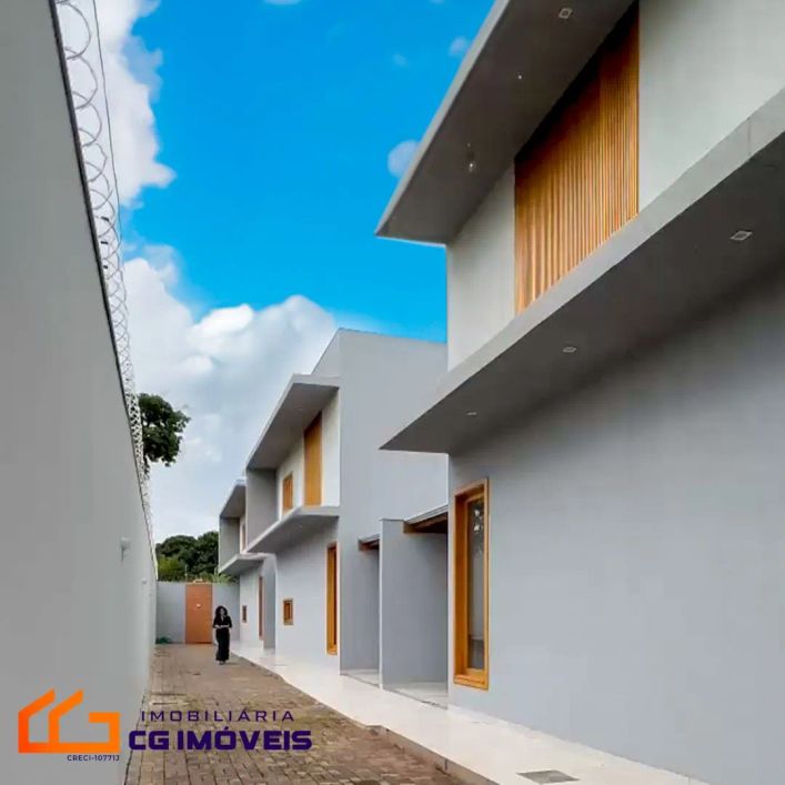 Sobrado a venda com acabamento alto padrão com 3 quartos sendo 1 suíte no Mata do Jacinto em CG MS
