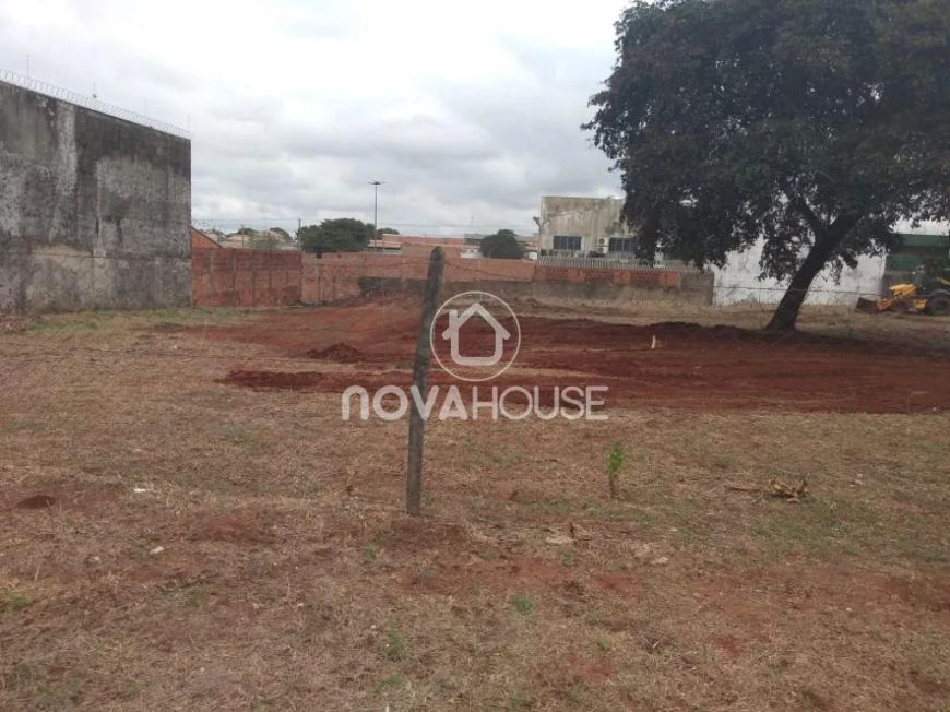 AMPLO TERRENO EM RUA PARALELA A GURY MARQUES - UNIVERSITÁRIO