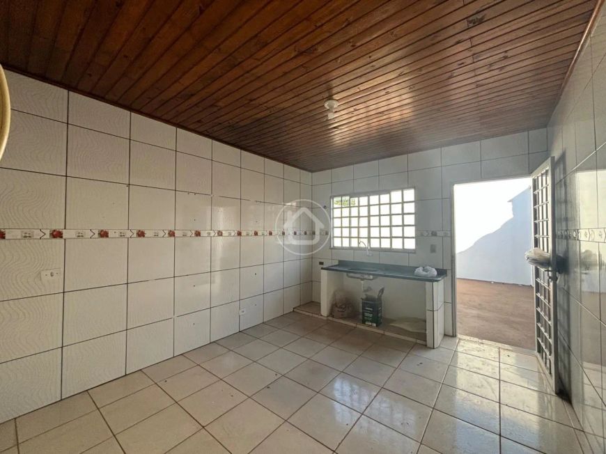 CASA COM SOBRA DE QUINTAL