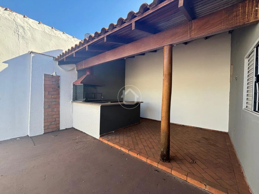 CASA COM SOBRA DE QUINTAL