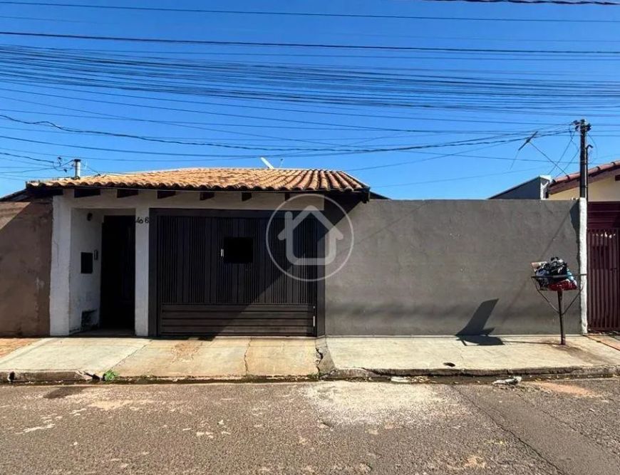 CASA COM SOBRA DE QUINTAL