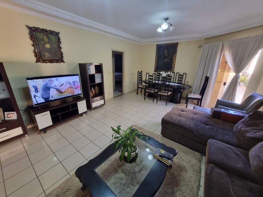 Casa espaçosa localização privilegiada