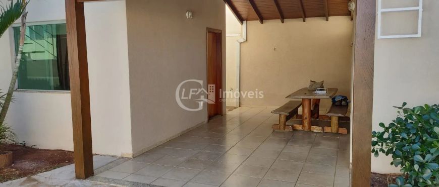Casa em Condomínio à Venda em Campo Grande-MS, Bairro Carandá Bosque: 2 Quartos, 2 Suítes, 2 Salas e