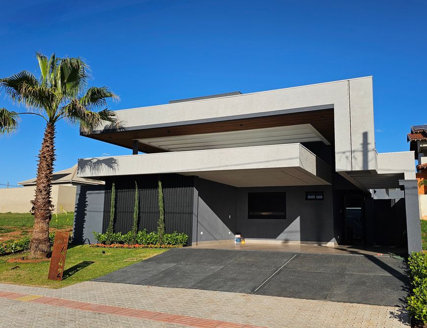 Imóvel novo com piscina no condomínio Alphaville II, casa imponente com ótima localização.
