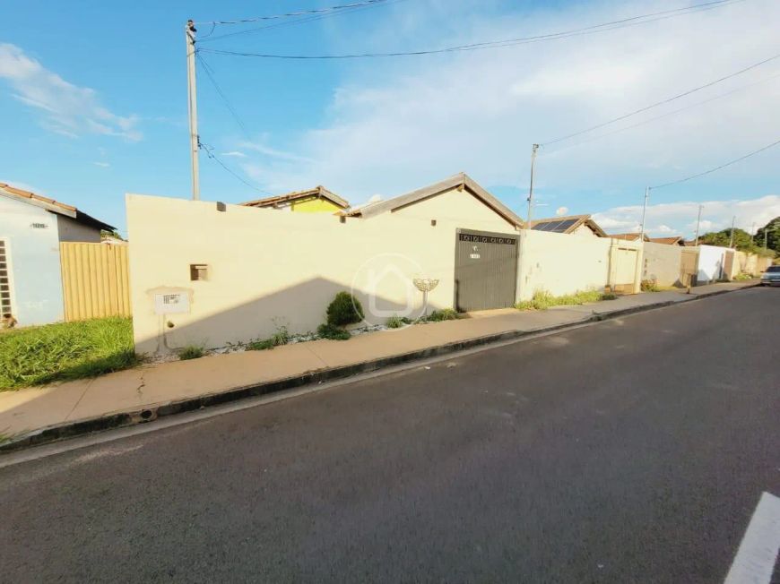 CASA COM 3 QUARTOS SENDO 1 SUÍTE