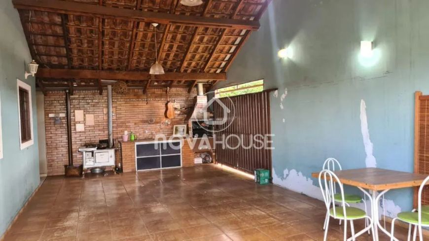 CASA AMPLA DE ESQUINA, COM BOM ESPAÇO LIVRE