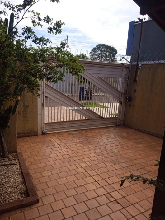 Casa com suíte e piscina no Jd. Tiradentes