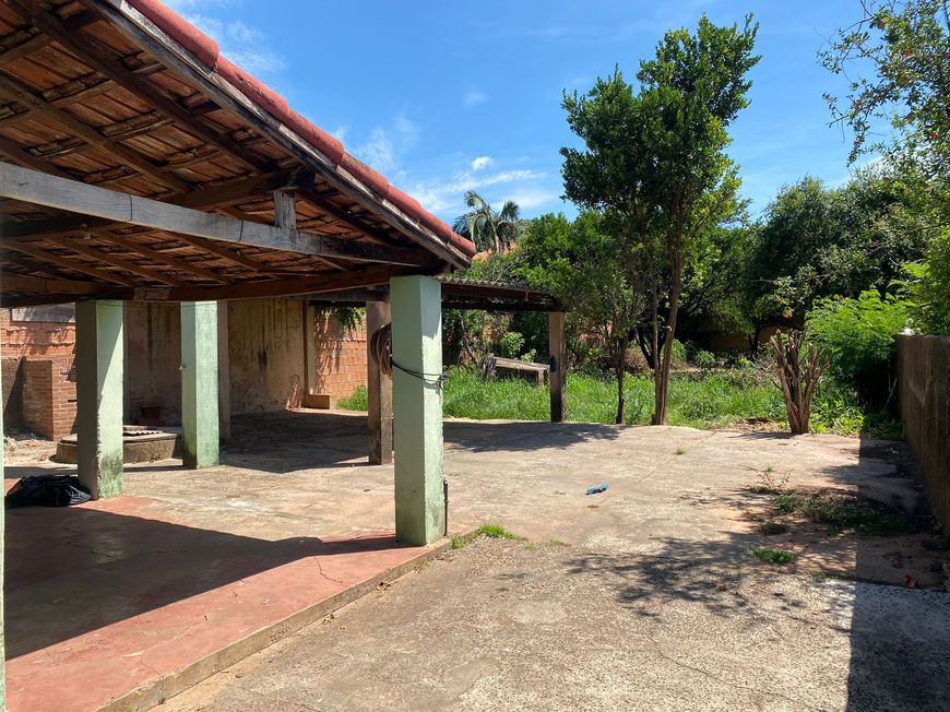 Casa com terreno amplo em Vila Taveirópolis - Campo Grande - MS