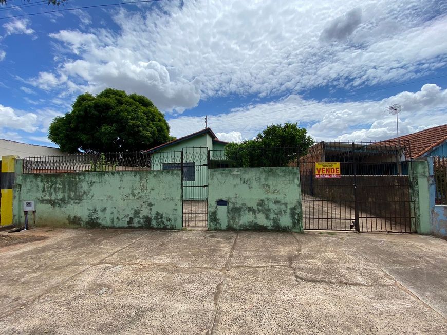 Casa com terreno amplo em Vila Taveirópolis - Campo Grande - MS