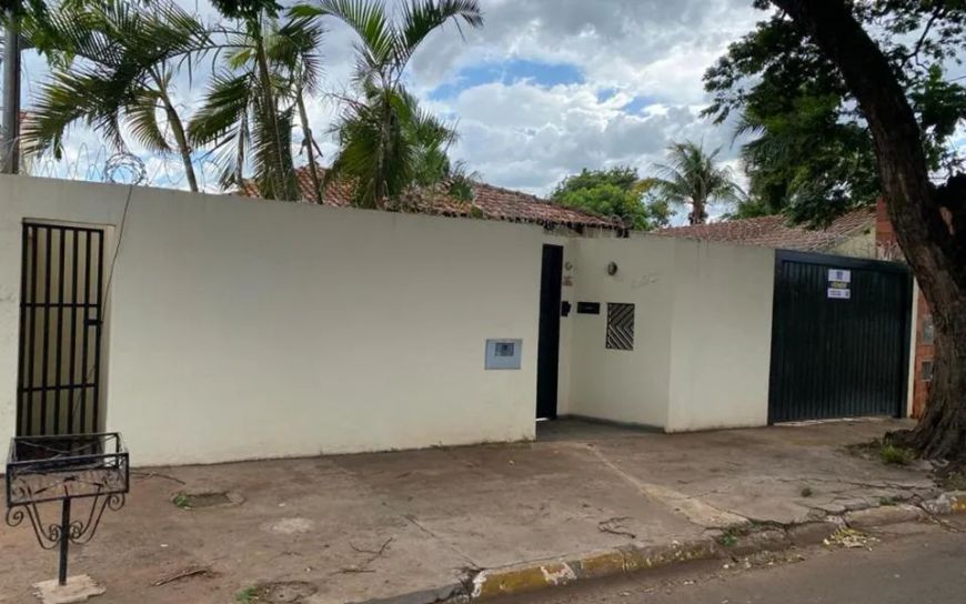 Casa com 2 piscinas - Vila Alba