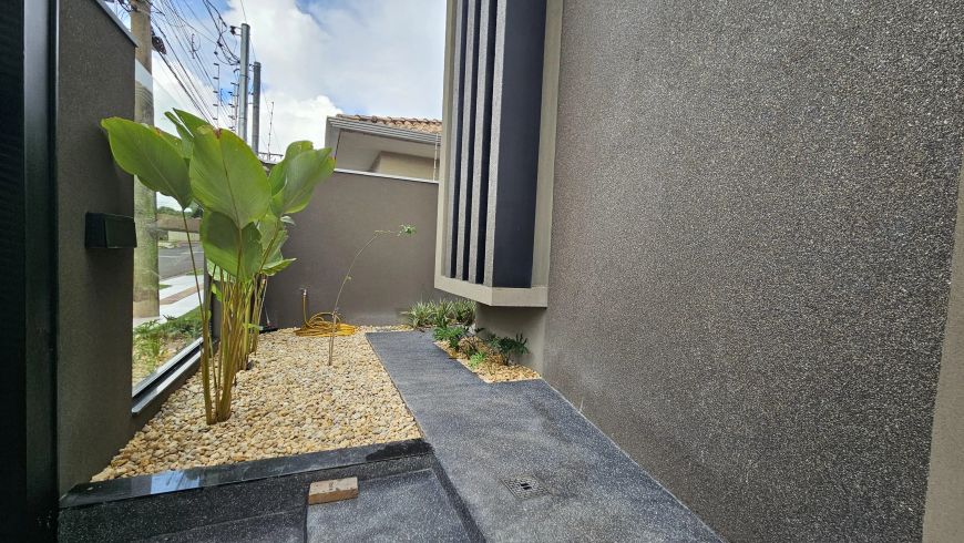 Linda casa com 3 suítes, Escritório e Piscina aquecida.