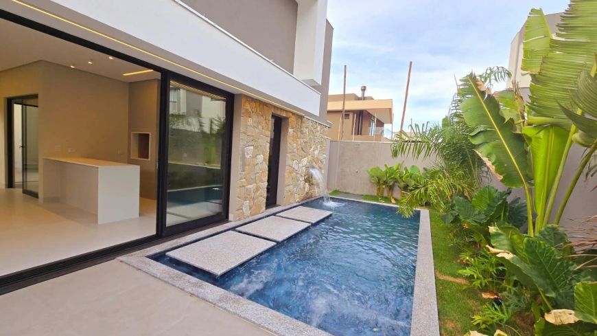Casa Térrea com 2 Suítes com a/e 4 vagas de Garagem