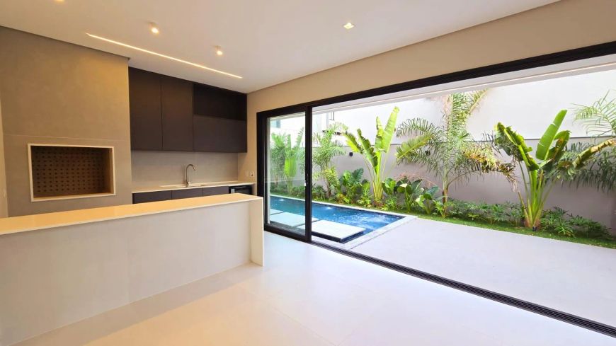Casa Térrea com 2 Suítes com a/e 4 vagas de Garagem