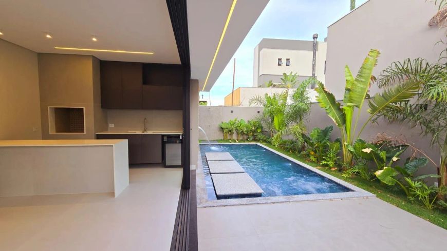 Casa Térrea com 2 Suítes com a/e 4 vagas de Garagem