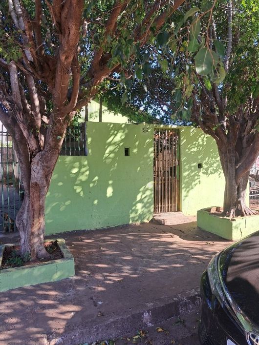 Terreno 12x30 com duas casas alugadas e um salão