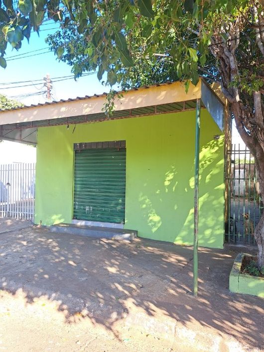 Terreno 12x30 com duas casas alugadas e um salão