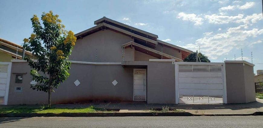 Casa térrea com amplos cômodos e quintal espaçoso