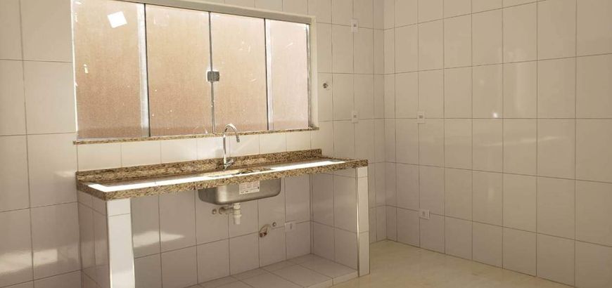 Casa térrea com amplos cômodos e quintal espaçoso