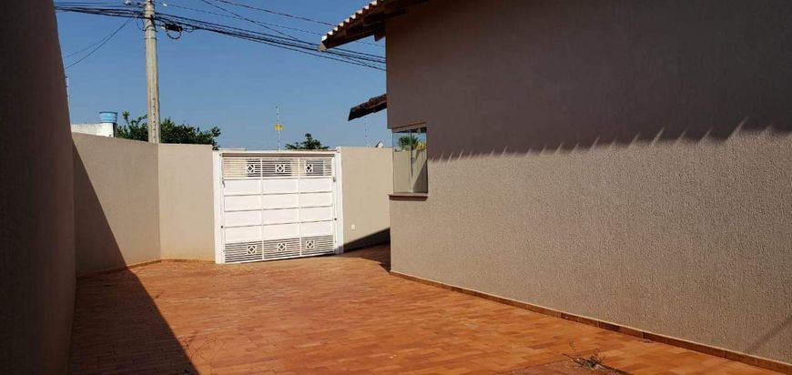 Casa térrea com amplos cômodos e quintal espaçoso