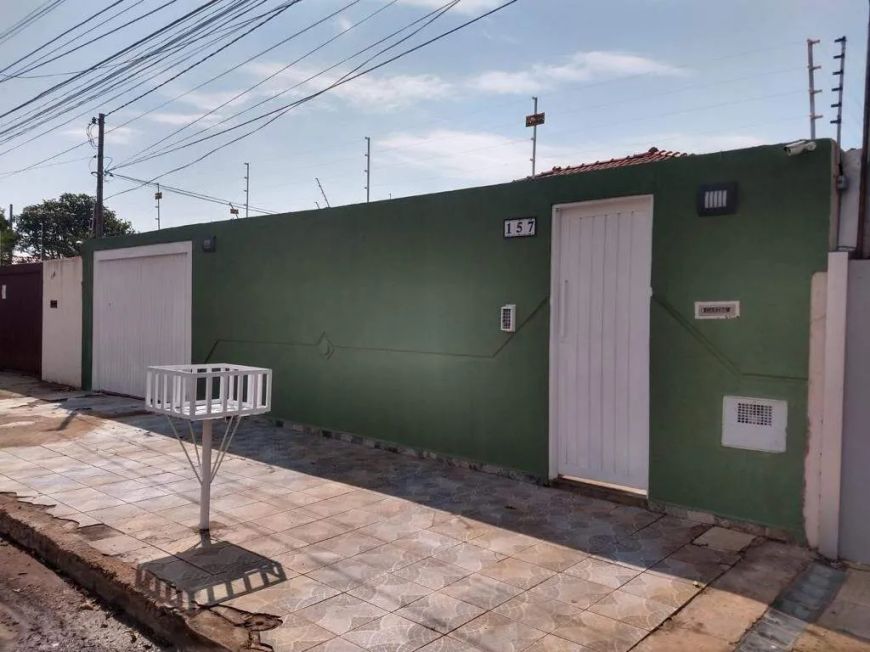 Excelente oportunidade: casa com 03 quartos em terreno inteiro no bairro Jardim São Lourenço!
