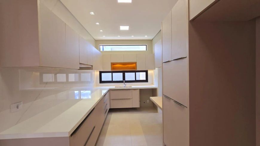 Casa Térrea em Condomínio com 3 Suítes e Armários Planejados