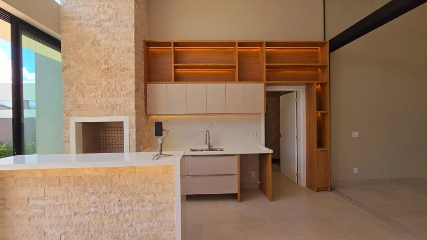 Casa Térrea em Condomínio com 3 Suítes e Armários Planejados