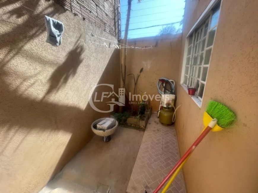 Imperdível oportunidade de adquirir casa com 2 quartos, 2 salas, 2 banheiros e garagem na Vila Tavei