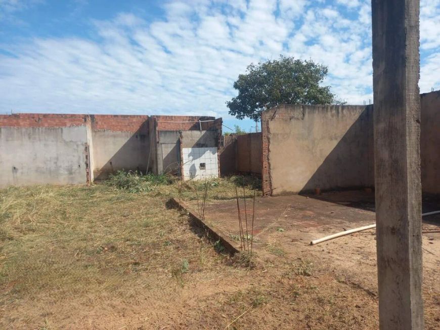 Espaço de festas em construção em avenida no bairro Nova Campo Grande.