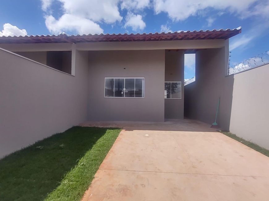 Linda casa com 3 quartos e espaço de terreno