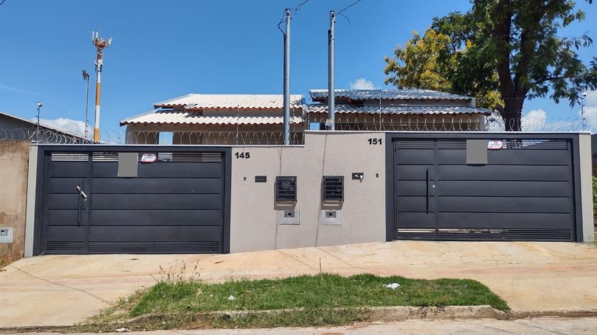 Linda casa com 3 quartos e espaço de terreno