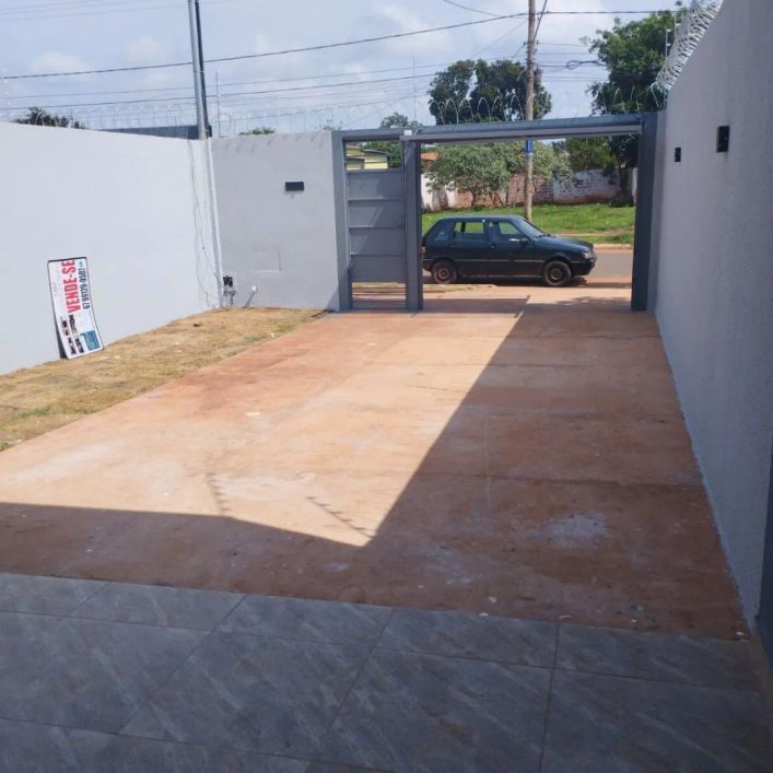 CASA COM QUINTAL DE 180 METROS