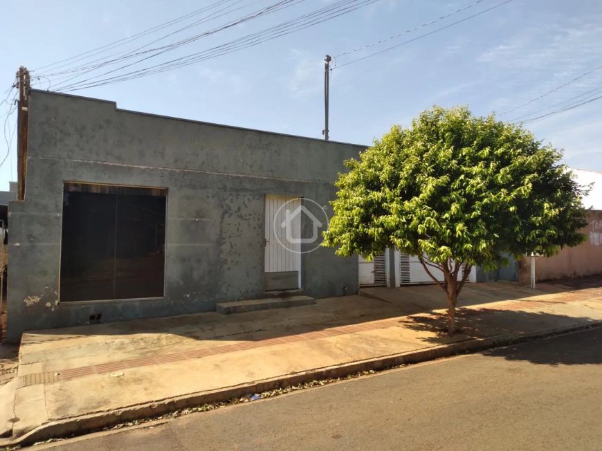 CASA EXCELENTE COM SALÃO COMERCIAL