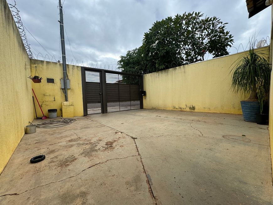 Casa c/ 03 qtos sendo 01 suite