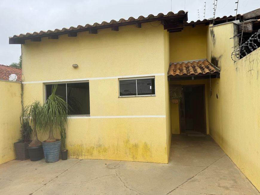 Casa c/ 03 qtos sendo 01 suite