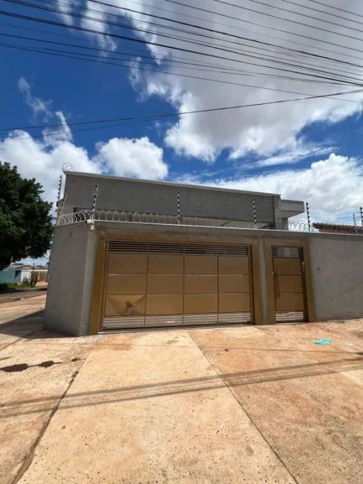 Casa térrea de alto padrão no bairro Universitário