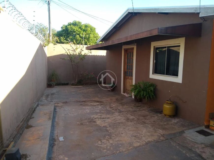 CASA COM TERRENO AMPLO PRÓXIMO AO ALPHAVILLE