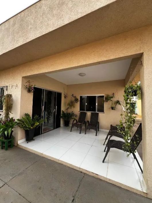 Excelente casa térrea com 02 kitnetes nos fundos!!!