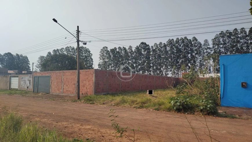 TERRENO COM MURO NAS LATERAIS