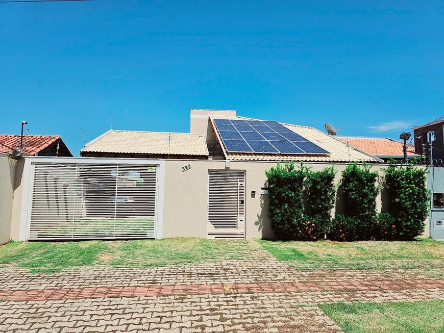 Casa com 3 suítes e rica em armários planejados, com boiler e energia fotovoltaica no Jardim Panamá.