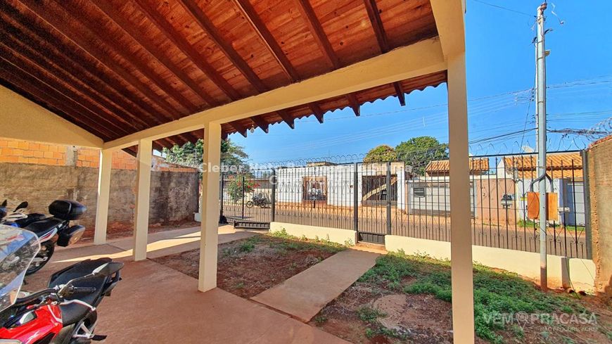 IMÓVEL AMPLO EM TERRENO INTEIRO