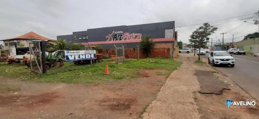 Ampla área em avenida comercial