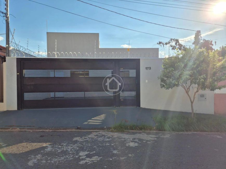 CASA COM 3 DORMITORIOS SENDO 2 SUITES