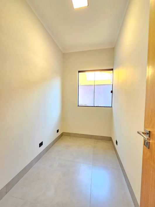 Linda Casa Térrea nova a venda com 3 suítes e escritório no bairro Cidade Jardim.