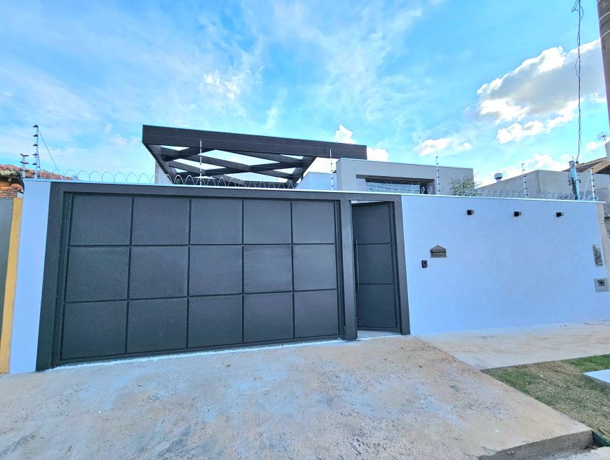 Linda Casa Térrea nova a venda com 3 suítes e escritório no bairro Cidade Jardim.