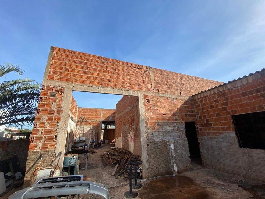 Terreno com construção inacabada Vila Planalto!